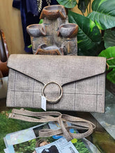 Load image into Gallery viewer, Amazing Clutch  012